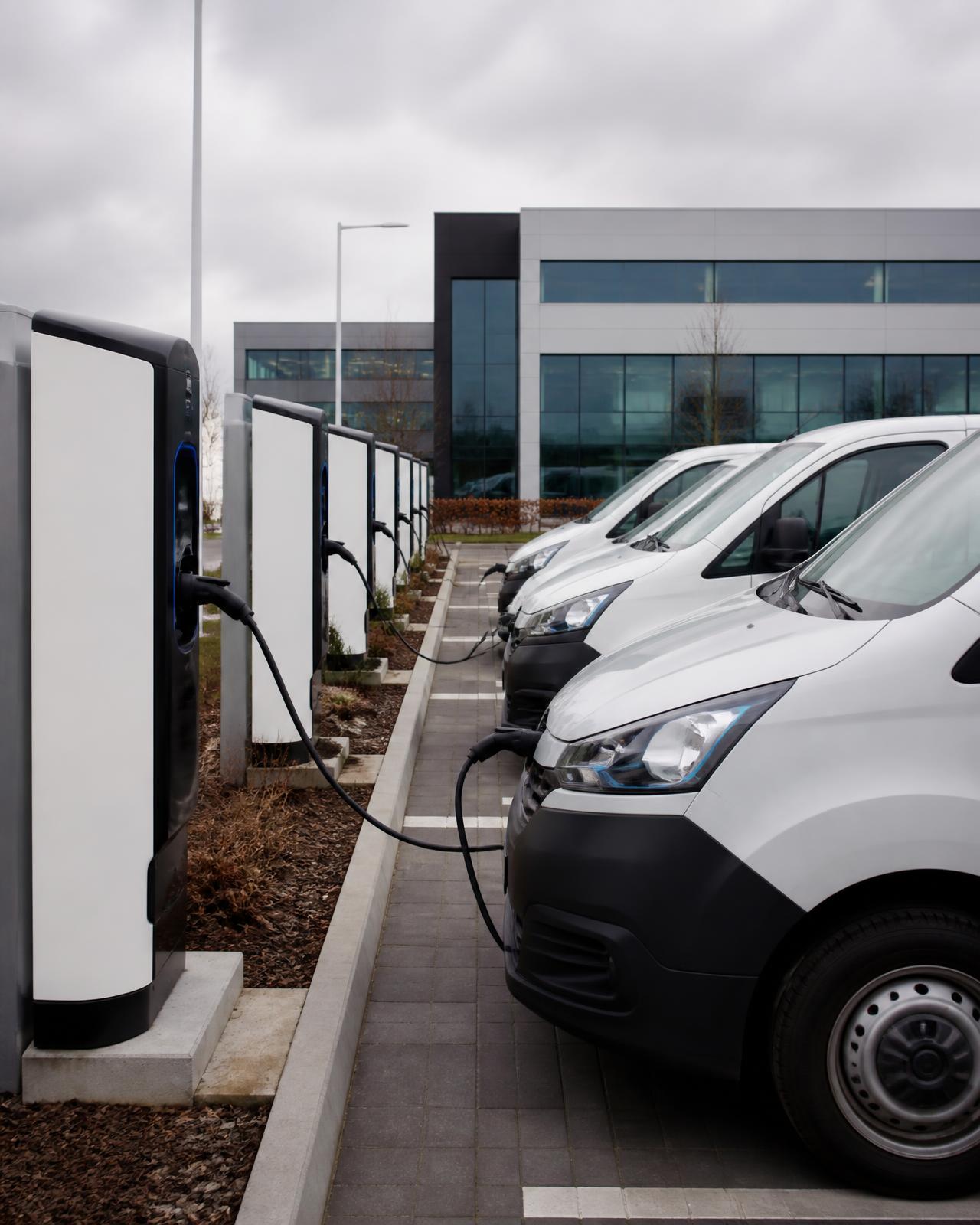 Službena električna vozila med polnjenjem pred podjetjem